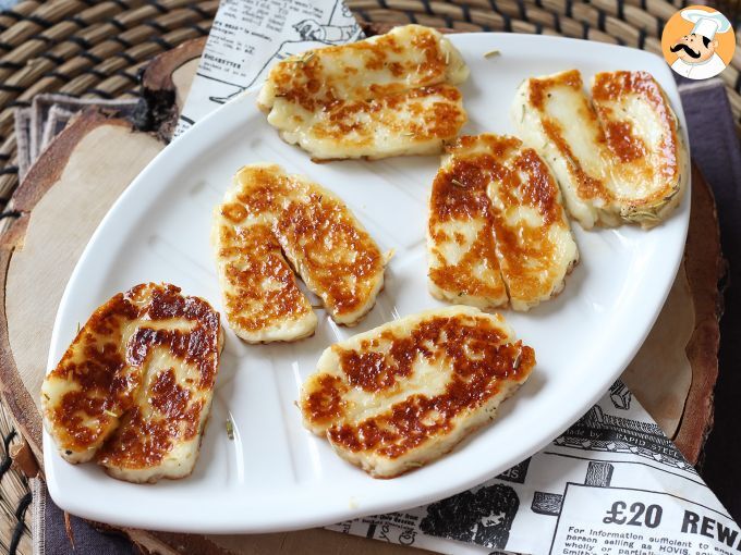 Queso halloumi agridulce a la sartén con miel y romero