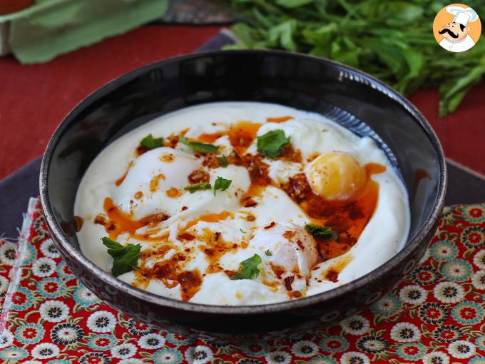 Huevos turcos (çılbır) con yogur griego y salsa picante