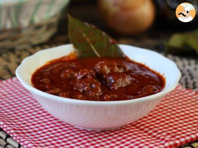 Receta Salsa de tomate y salchicha fresca: sabrosa y fácil de preparar