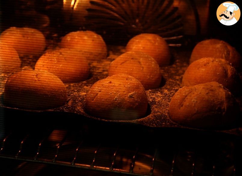 Proceso de preparación - raw sin horneado bollos. Masa de levadura  panecillos sobre papel para hornear, cerca. Estilo rústico. Repostería  tradicional Fotografía de stock - Alamy