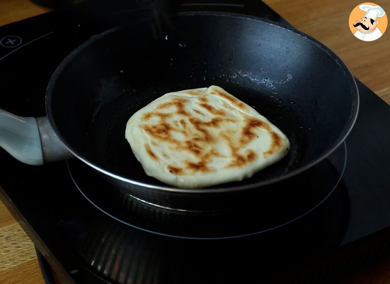 Pan naan relleno de queso en sartén, receta express - Receta Petitchef