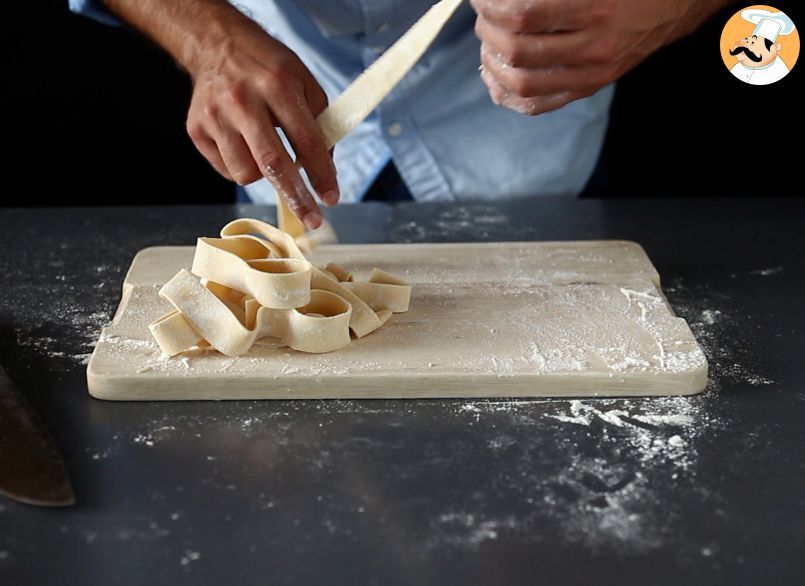 Cómo hacer pasta fresca al huevo: pappardelle (tagliatelle largos) - Receta  Petitchef