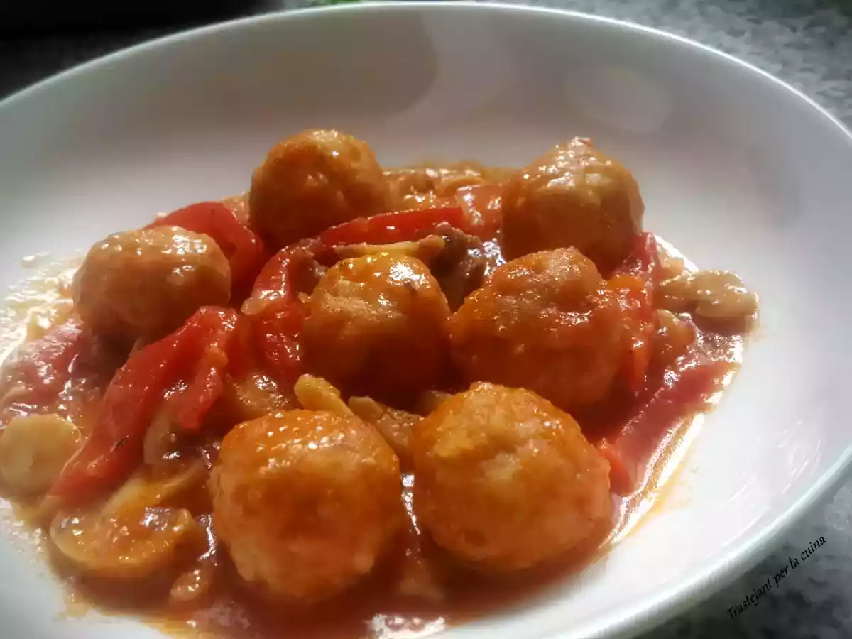 Albóndigas de pavo y pollo con champiñones y pimientos de piquillo - foto 2