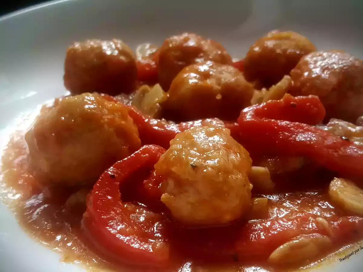 Albóndigas de pavo y pollo con champiñones y pimientos de piquillo - foto 3