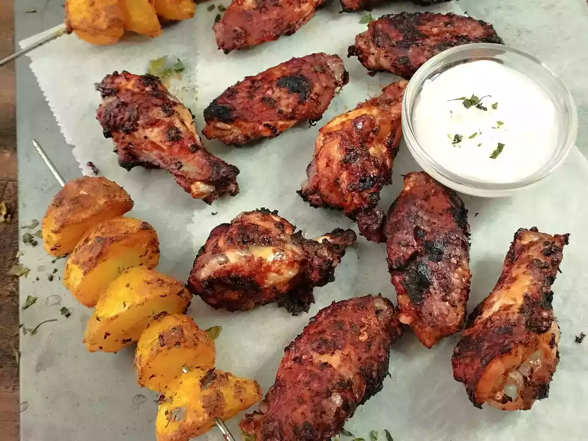 Alitas de pollo en freidora de aire, con brochetas de patatas