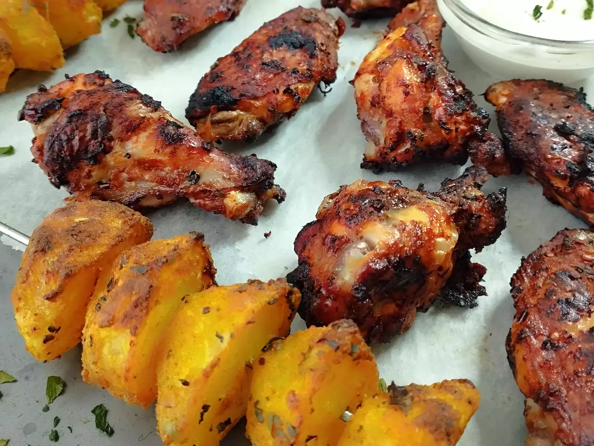 Alitas de pollo en freidora de aire, con brochetas de patatas - foto 2