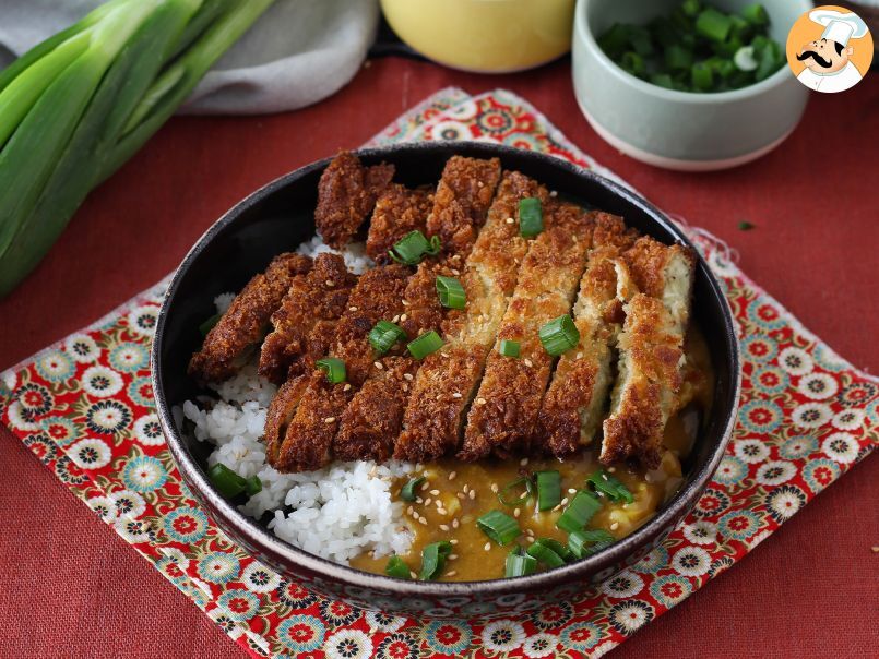 Berenjena empanada con pan rallado panko y curry japonés al estilo katsu