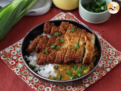 Berenjena empanada con pan rallado panko y curry japonés al estilo katsu