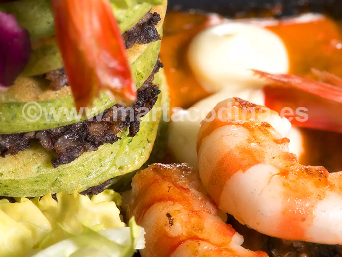 Blinis de rucula con morcilla de arroz y langostinos en salsa de piquillos - foto 2