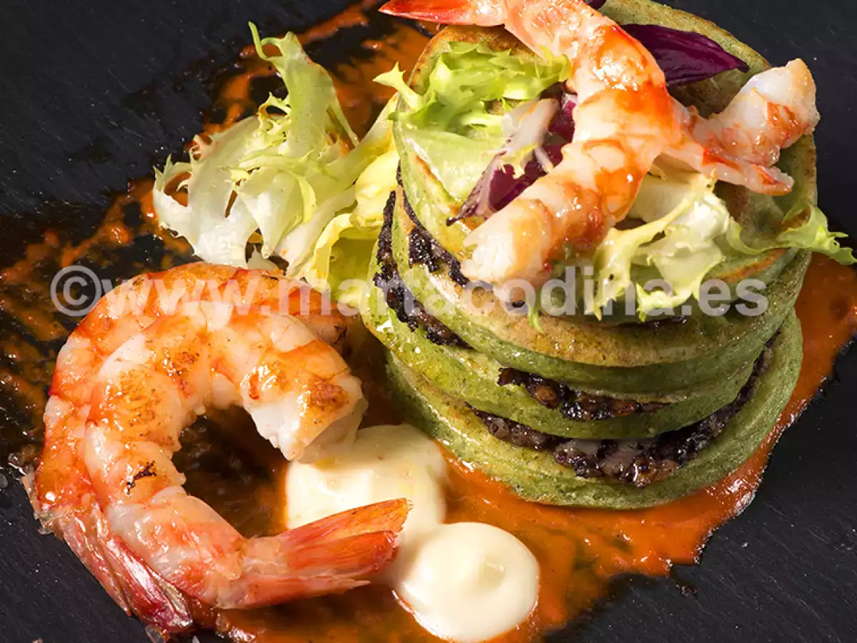 Blinis de rucula con morcilla de arroz y langostinos en salsa de piquillos - foto 3