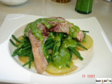 Bonito, patata y judía verde con pesto