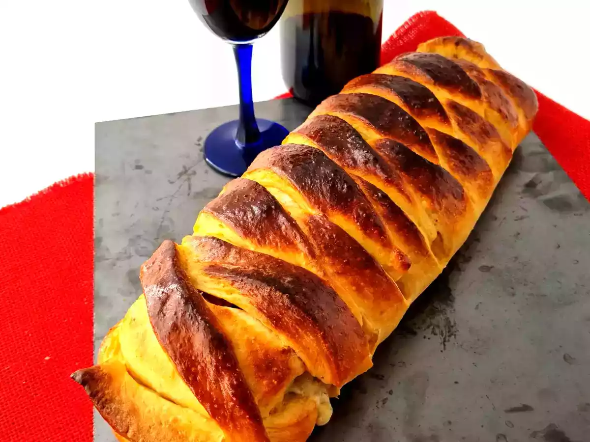 Brioche relleno de lacón y queso azul