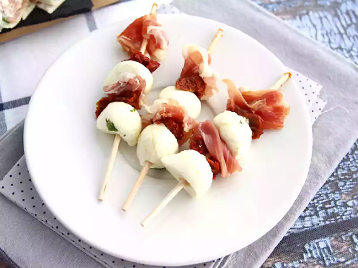 Brochetas aperitivo de mozzarella, jamón serrano y tomates secos - foto 4