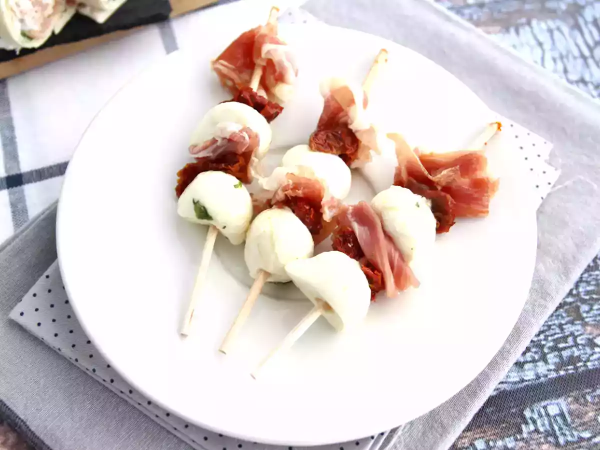 Brochetas aperitivo de mozzarella, jamón serrano y tomates secos