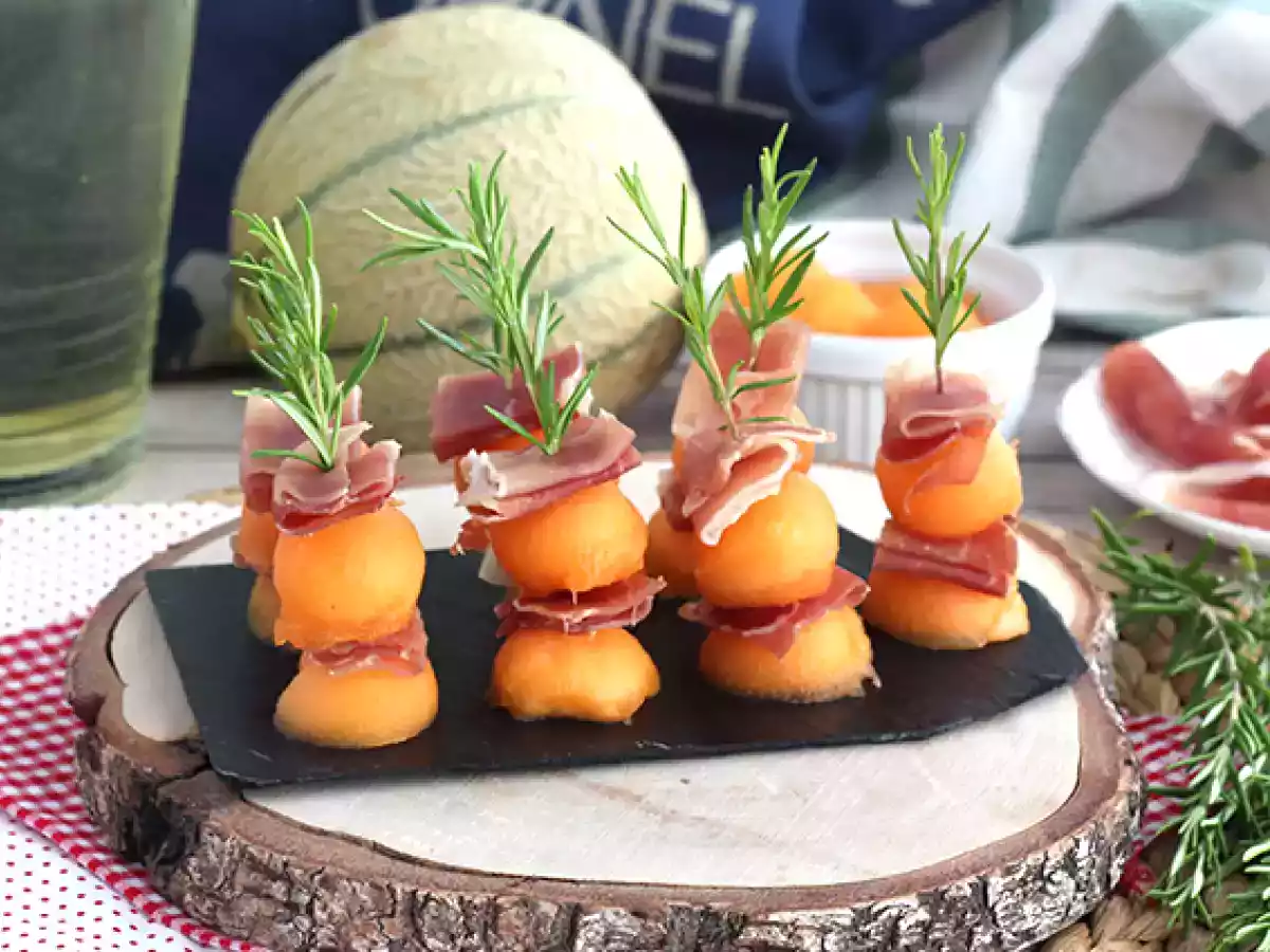 Brochetas de melón, jamón y romero