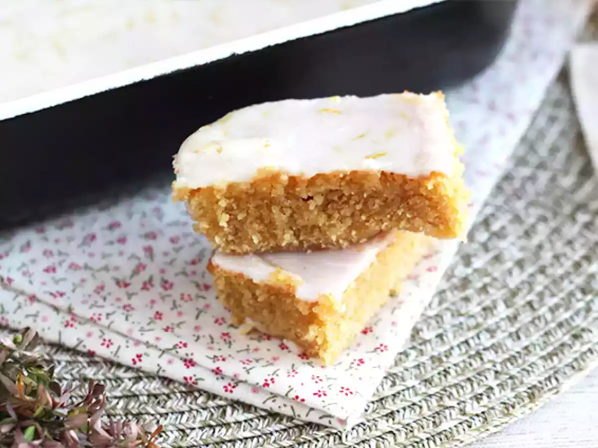 Brownie de limón y avena con glaseado de limón