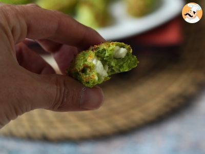 Buñuelos de guisantes, queso feta y menta en freidora de aire - foto 6