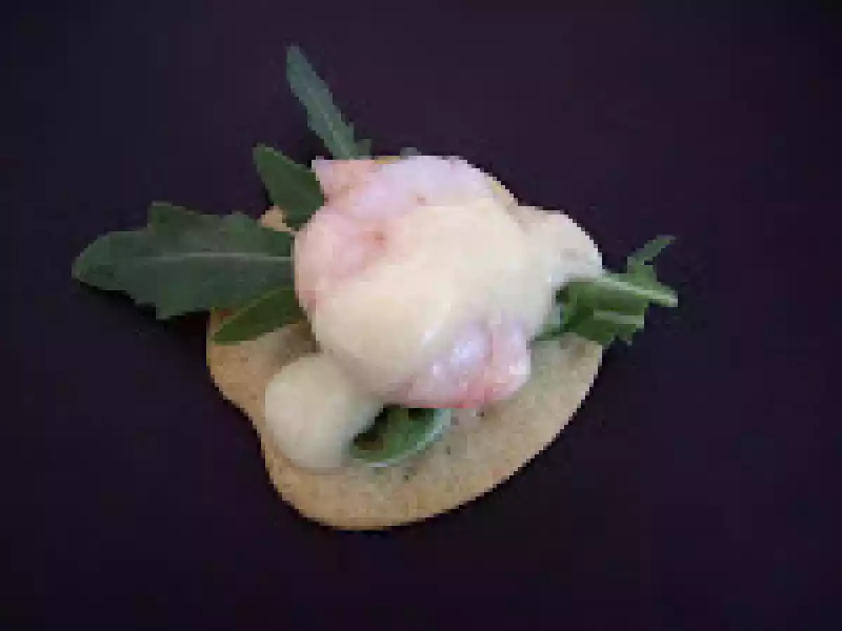 Canapés de gambas con aliño de yogur al curry