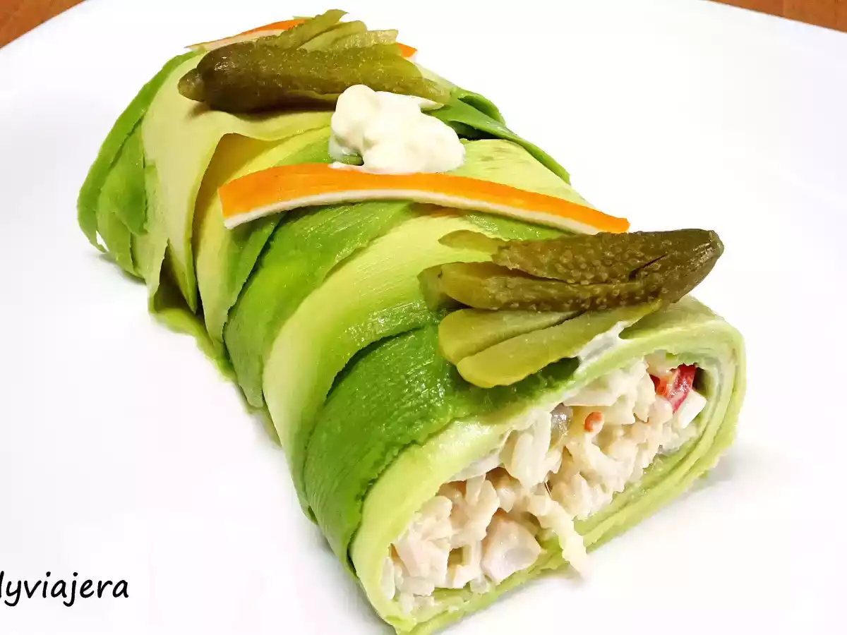 Canelón de aguacate relleno de ensaladilla de arroz