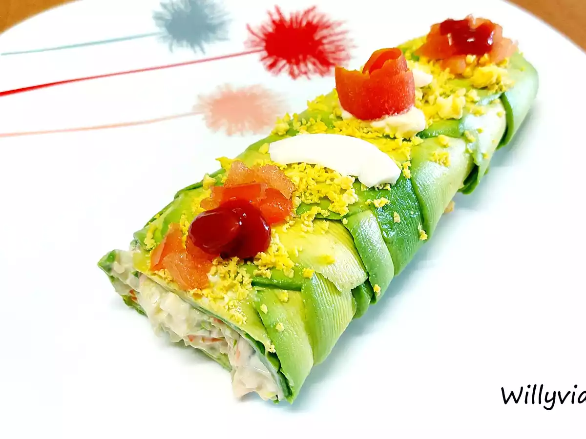 Canelón de aguacate relleno de langostinos y salsa tártara