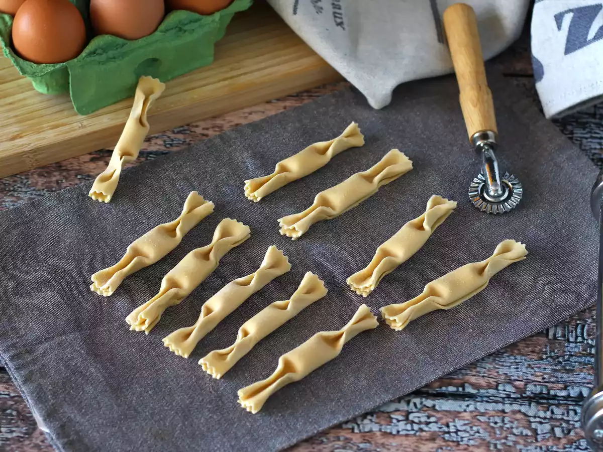 Caramelle, raviolis con forma de caramelo, rellenos de calabaza y ricotta