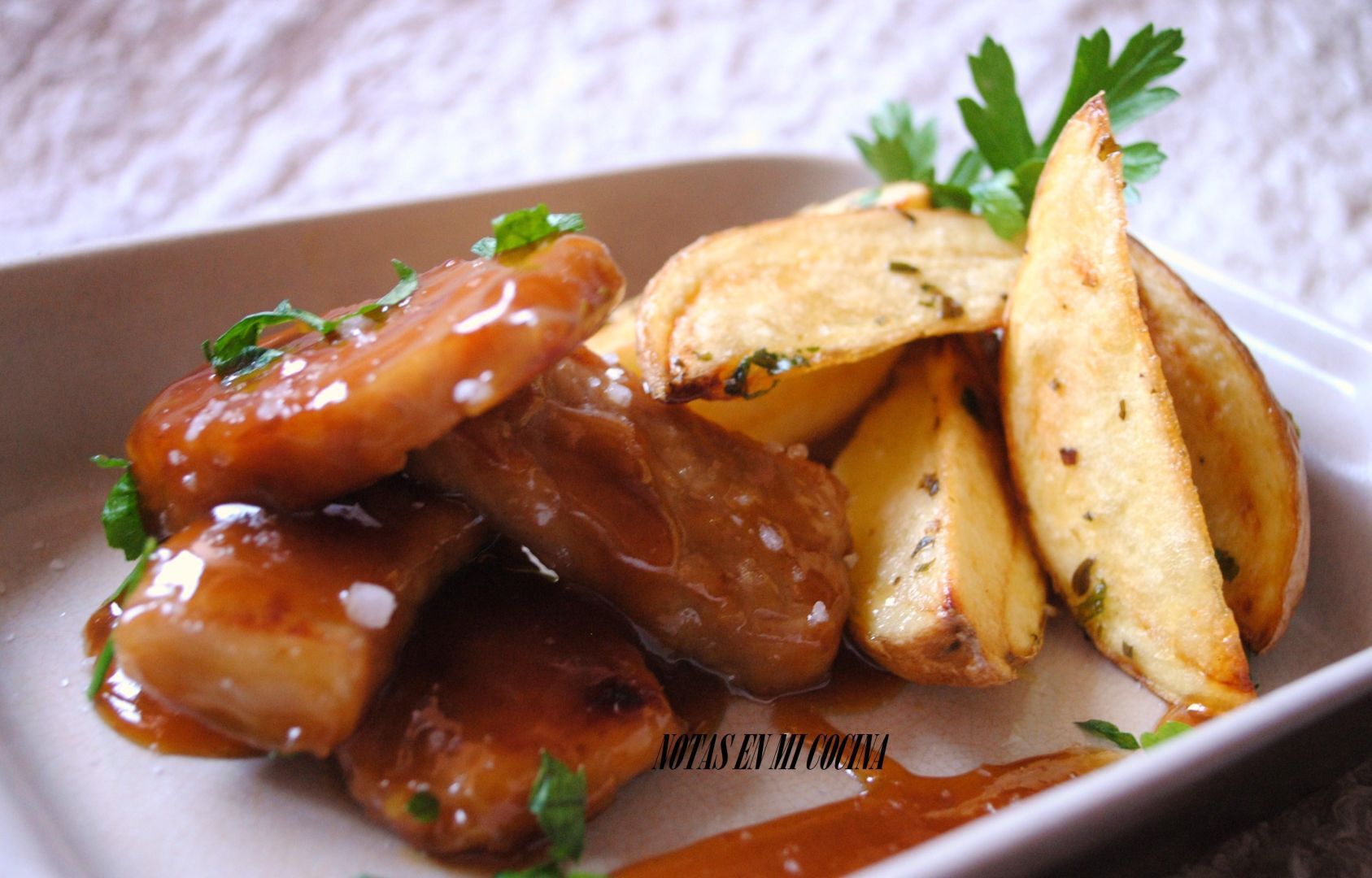 Cerdo caramelizado con patatas deluxe - Receta Petitchef