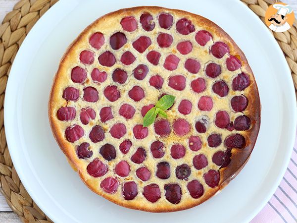 Clafoutis de cerezas, pastel con fruta de verano