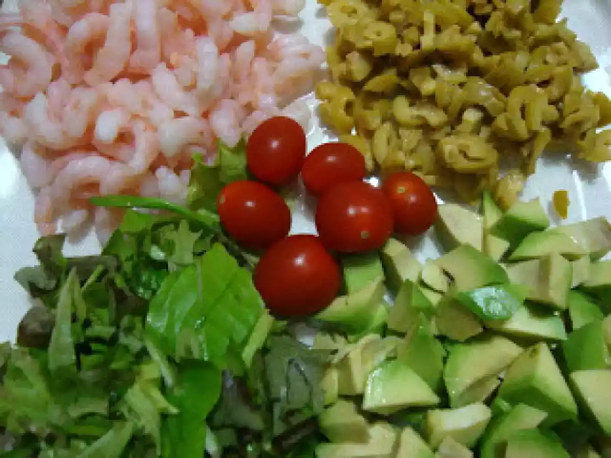 Coctel de gambas, aguacate y lechugas varias