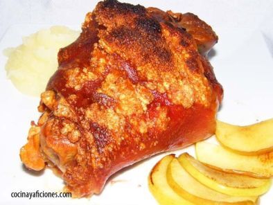 Codillo de cerdo al horno acompañado de Pure de patata, salsa de mostaza y manzana a la plancha