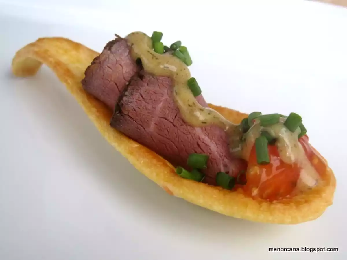 Cucharas de masa brisa con roastbeef