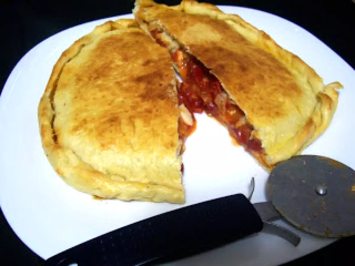 Empanada rellena de pimientos del piquillo - foto 2