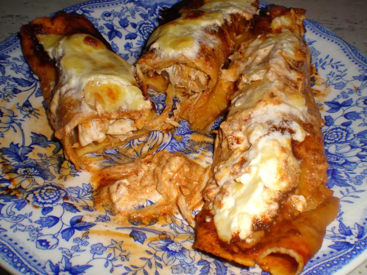 Enchiladas rojas de pollo - foto 2