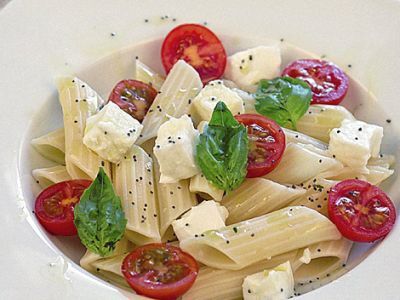 Ensalada Caprese con pasta