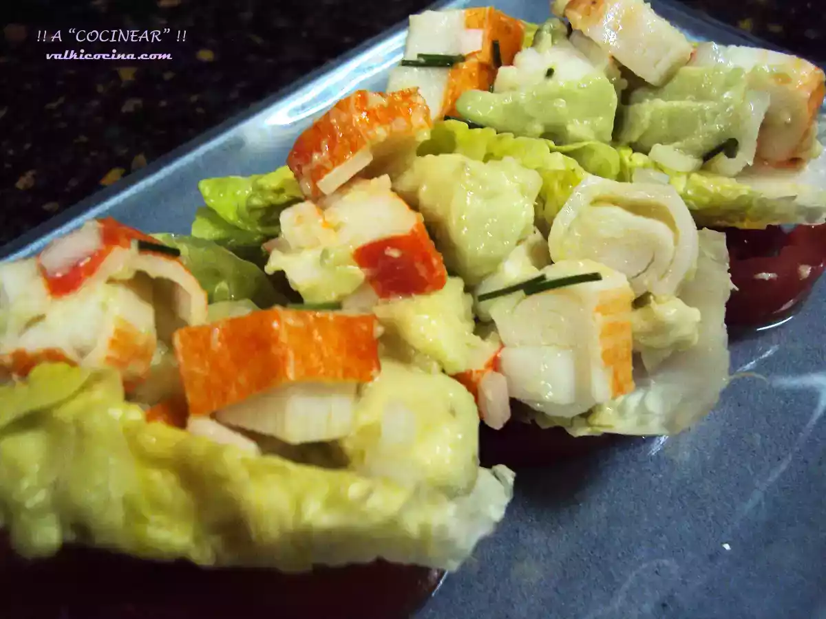 Ensalada de aguacate y palitos de cangrejo con cogollos - foto 3