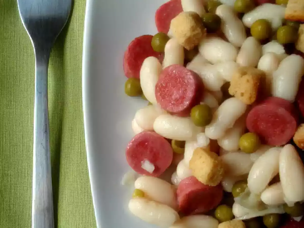 Ensalada de alubias blancas con salchichas