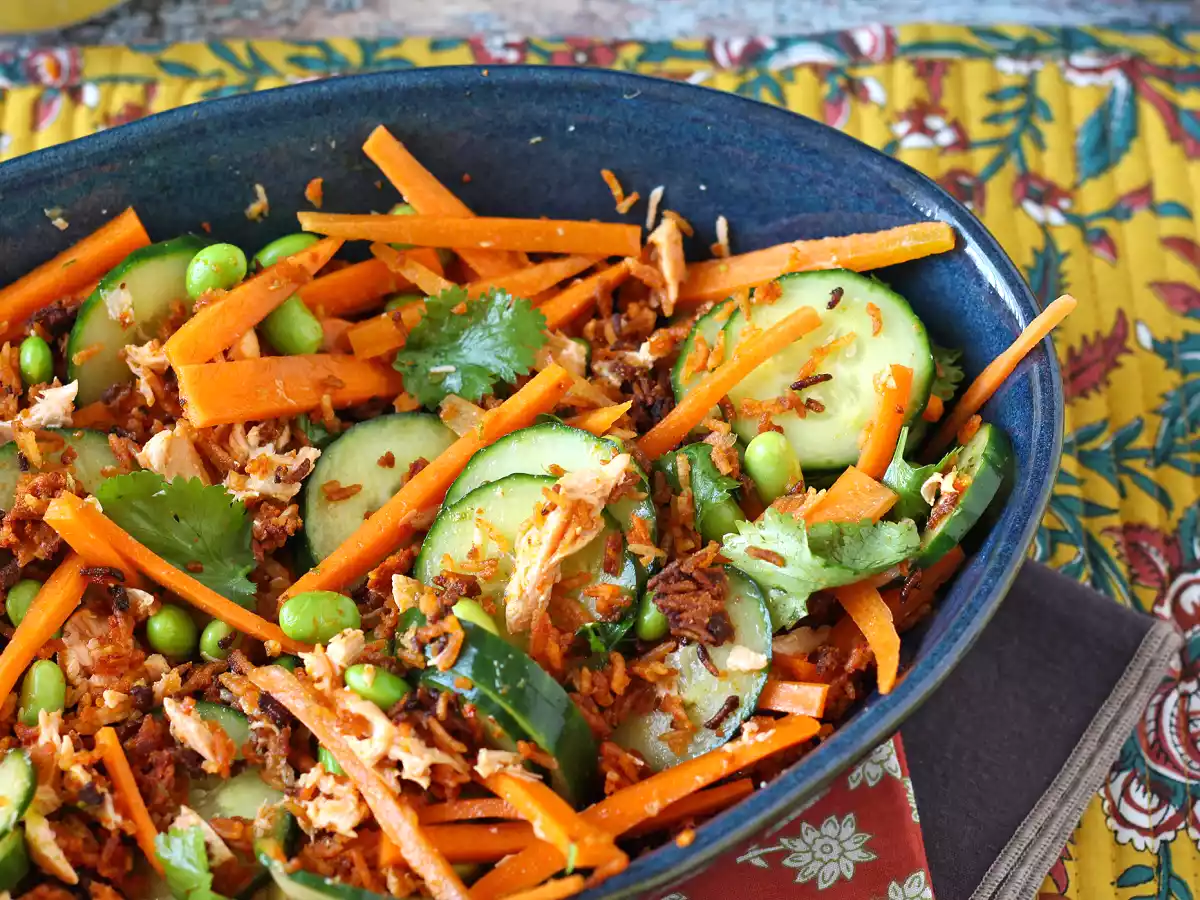 Ensalada de arroz crujiente con salmón y un toque picante