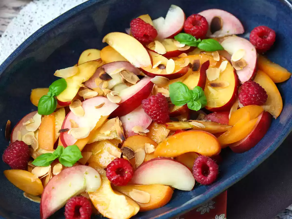Ensalada de frutas de verano con melocotón, albaricoque y frambuesa, ligera y deliciosa - foto 2