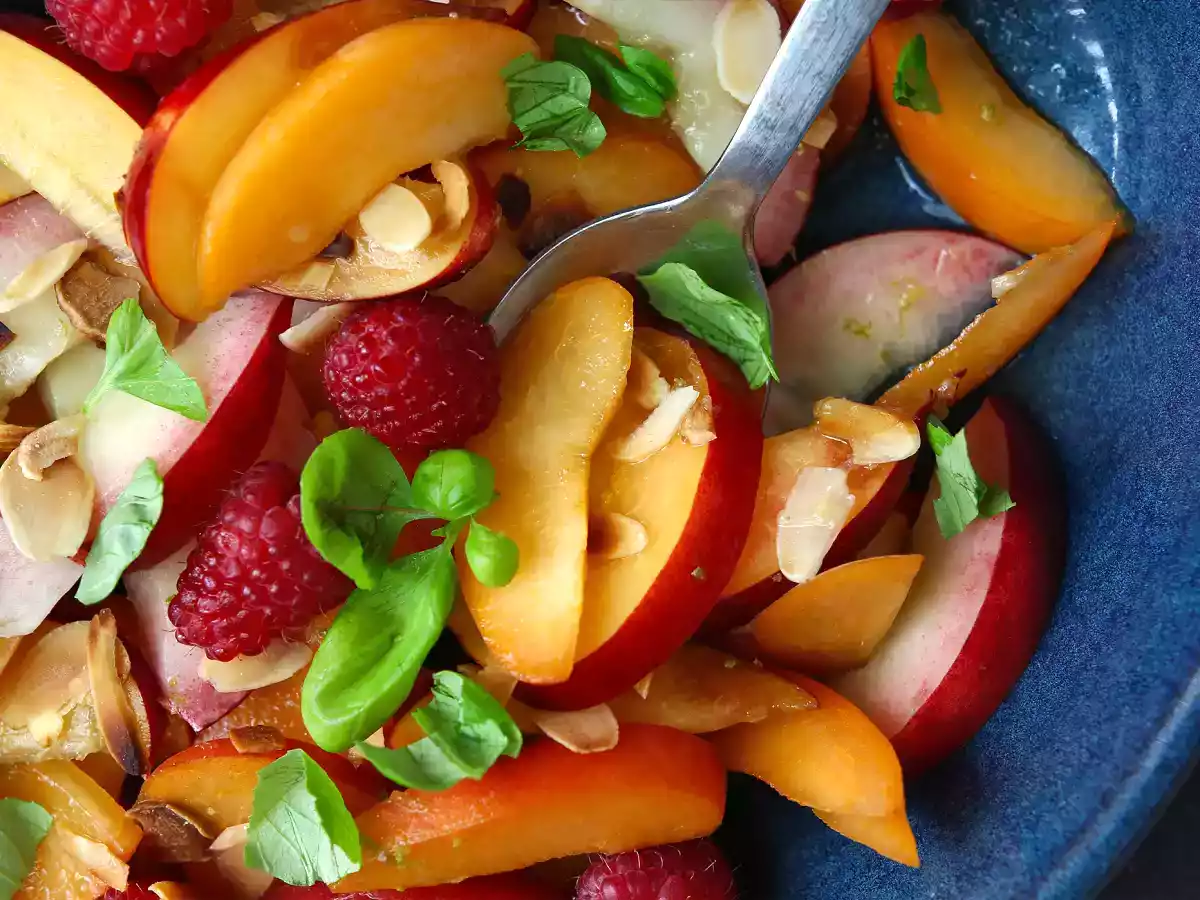 Ensalada de frutas de verano con melocotón, albaricoque y frambuesa, ligera y deliciosa - foto 3