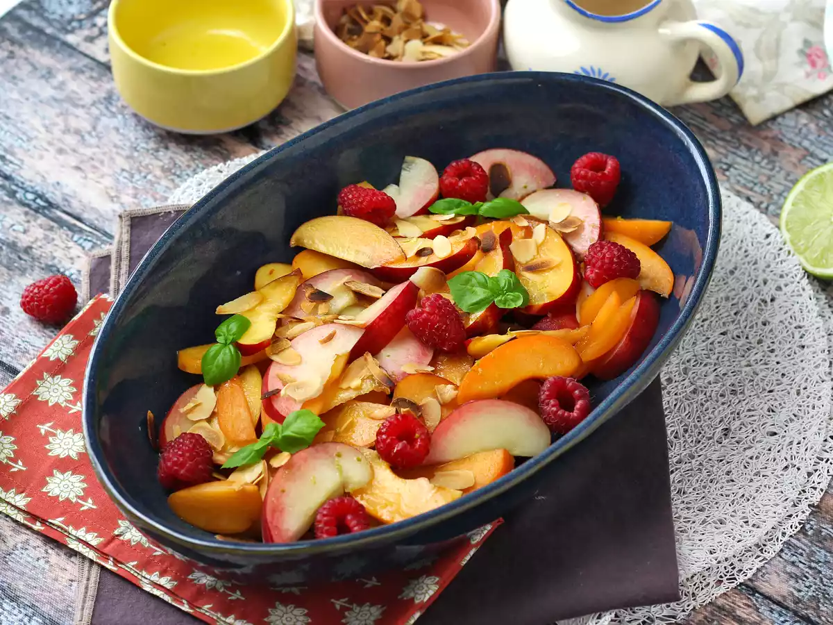 Ensalada de frutas de verano con melocotón, albaricoque y frambuesa, ligera y deliciosa - foto 5