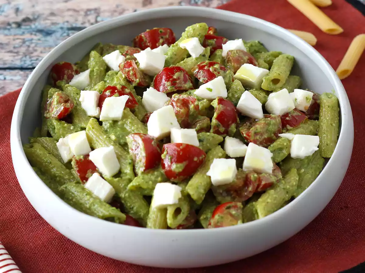 Ensalada de pasta con pesto de rúcula, tomates cherry y mozzarella - foto 2
