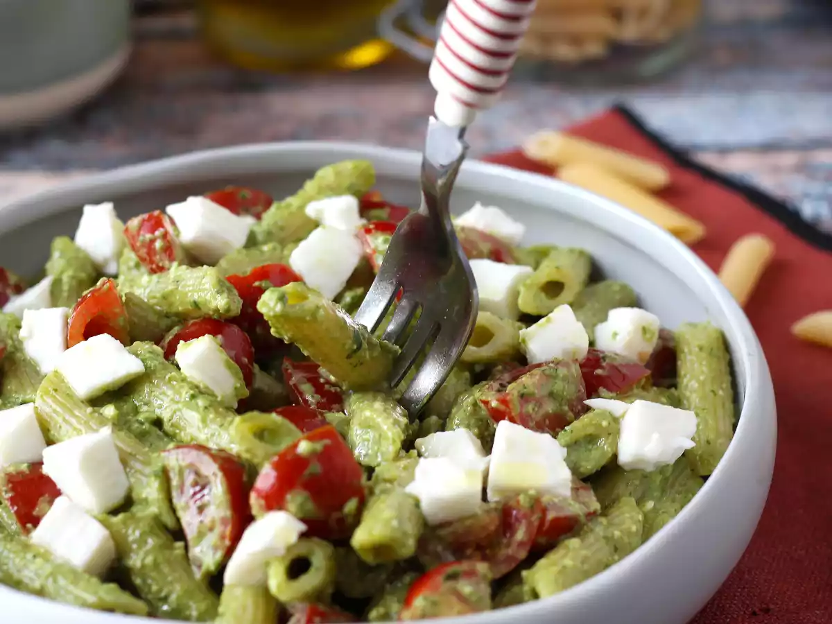 Ensalada de pasta con pesto de rúcula, tomates cherry y mozzarella - foto 3