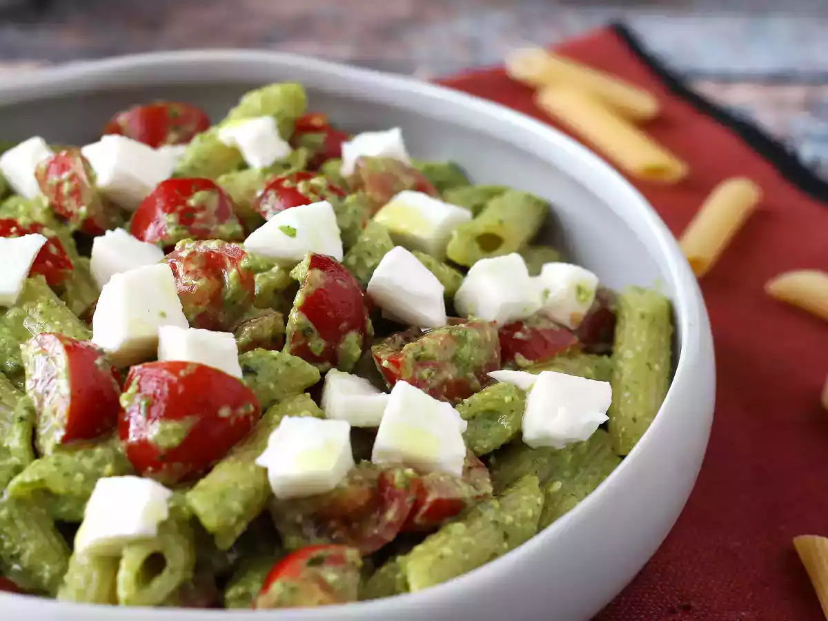 Ensalada de pasta con pesto de rúcula, tomates cherry y mozzarella - foto 4