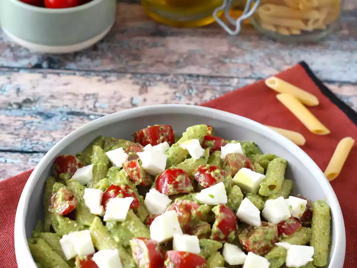 Ensalada de pasta con pesto de rúcula, tomates cherry y mozzarella - foto 5