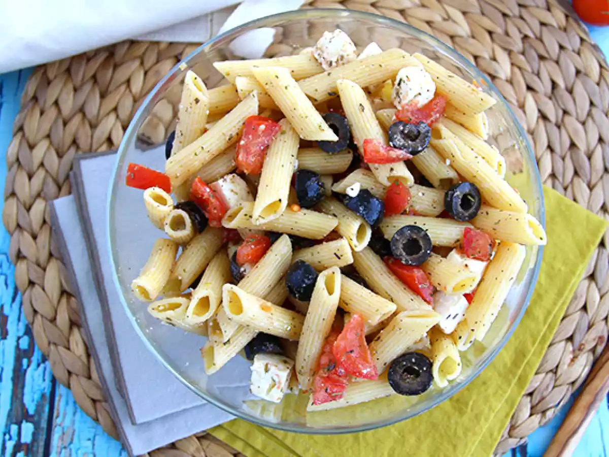 Ensalada de pasta, tomate, feta y aceitunas - foto 3