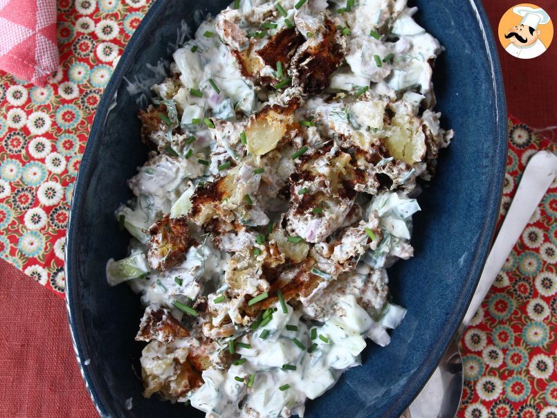 Ensalada de pepinos y patatas crujientes