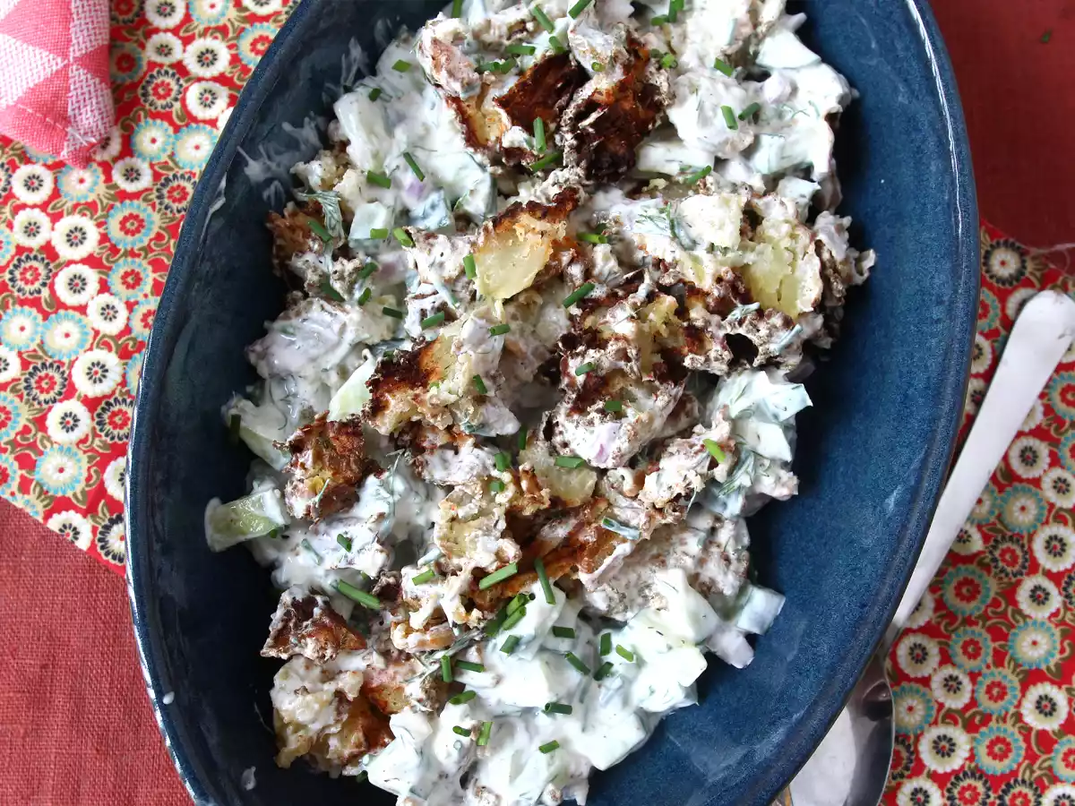 Ensalada de pepinos y patatas crujientes