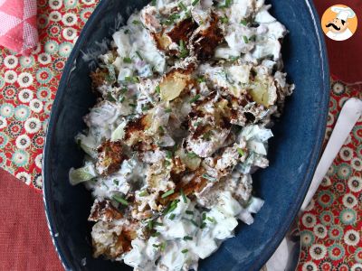 Ensalada de pepinos y patatas crujientes