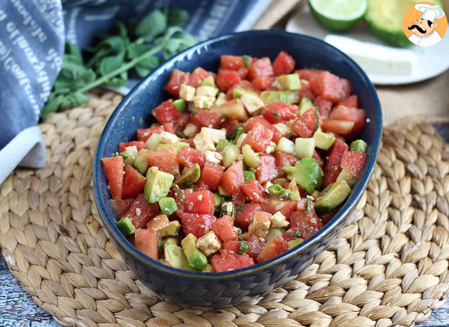 Ensalada de sandía, feta, aguacate y pepino. extra refrescante