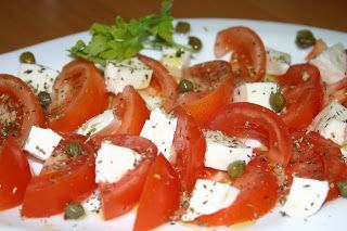 Ensalada de tomate y mozzarela con alcaparras, albahaca y orégano. - Receta  Petitchef