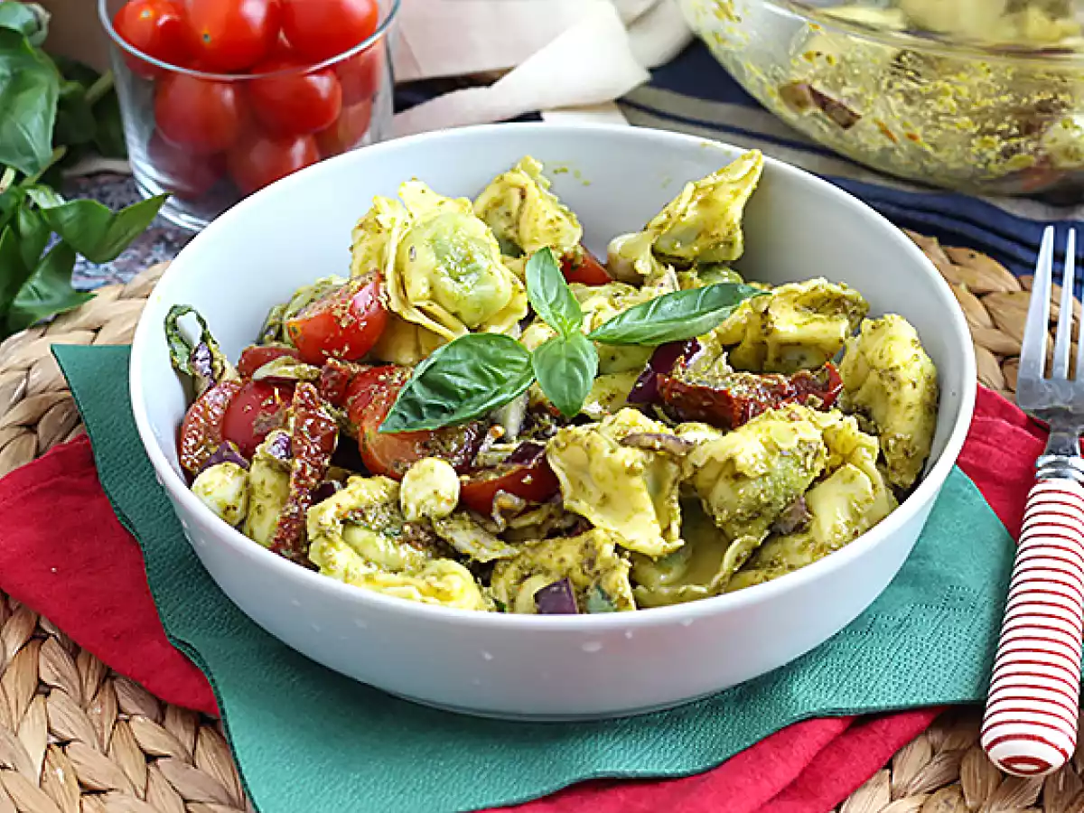 Ensalada fría de tortellini con pesto